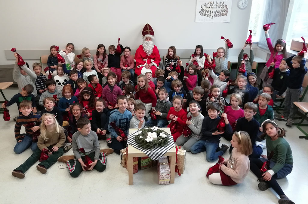 Sankt Nikolaus con i bambini della scuola primaria