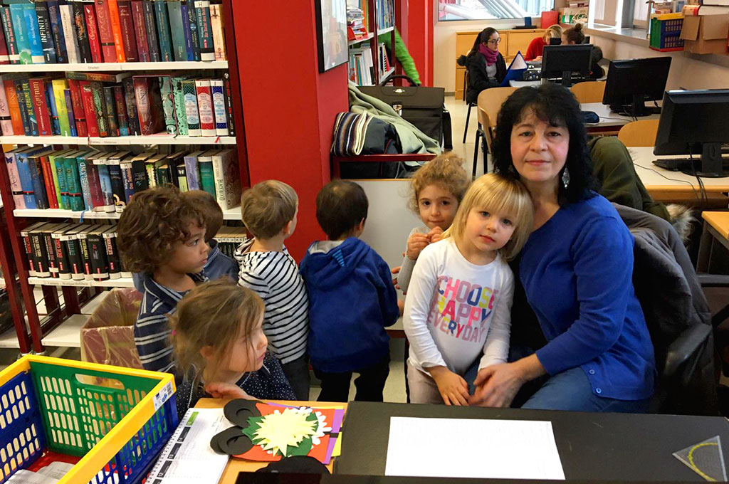 Besuch der Kindergarten Marienkäfer-Gruppe in der Bibliothek des Gymnasiums