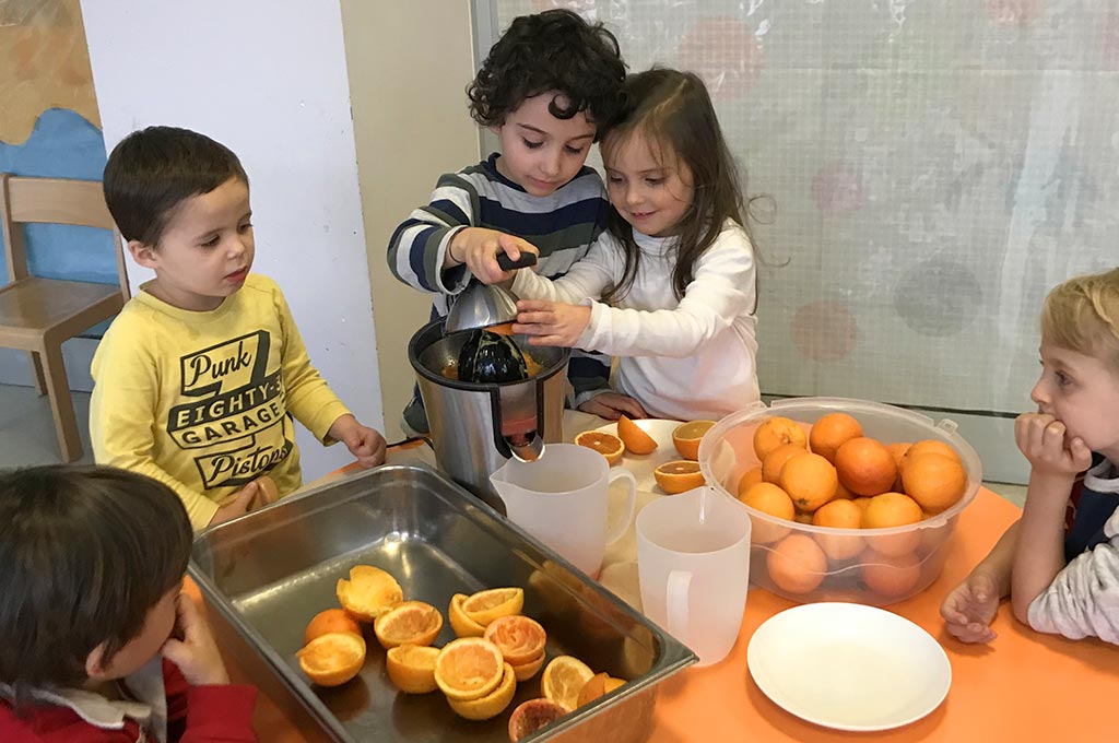 I bambini del kindergarten DSM preparano la spremuta d'arancia