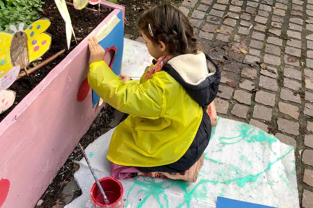 i bambini del Kindergarten colorano il giardino Pippa Bacca