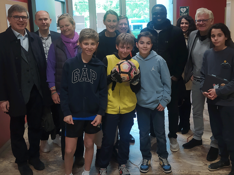 Fußball-Weltmeisterschaftsspieler Gerald Asamoah besucht die Deutsche Schule Mailand